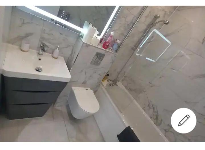 Lovely 2-Bedrooms With Free Parking Canvey Island ภายนอก รูปภาพ