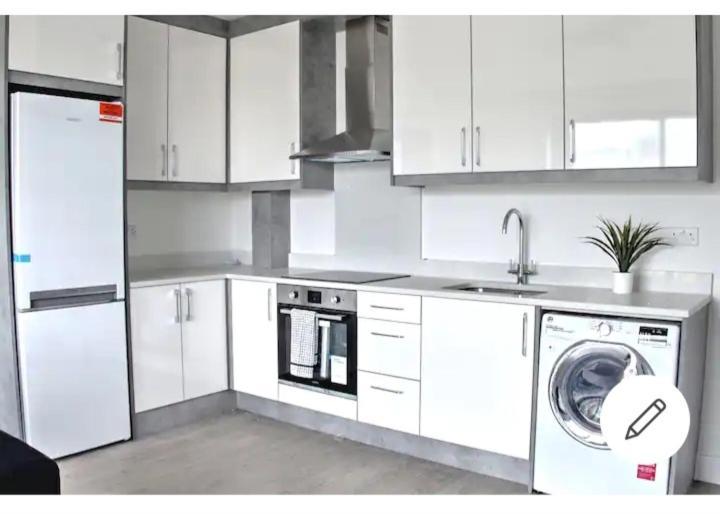 Lovely 2-Bedrooms With Free Parking Canvey Island ภายนอก รูปภาพ